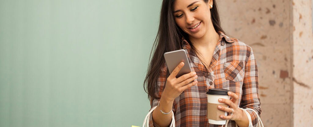 e-commerce comercio electronico online internet movil tecnologia joven app recurso fotografia de e-commerce comercio electronico online internet movil tecnologia joven app recurso bbva
