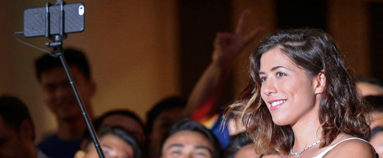 Garbiñe Muguruza, embajadora de BBVA, haciendo un selfie Garbiñe Muguruza, embajadora de BBVA, haciendo un selfie