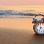 verano-tiempo-descanso-trabajo-vacaciones-reloj-playa-recurso