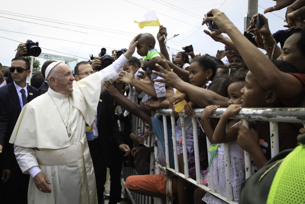 Durante su visita Cartagena, Papa Francisco saluda a los niños y pobladores que salen a su encuentro Visita de Papa a Cartagena