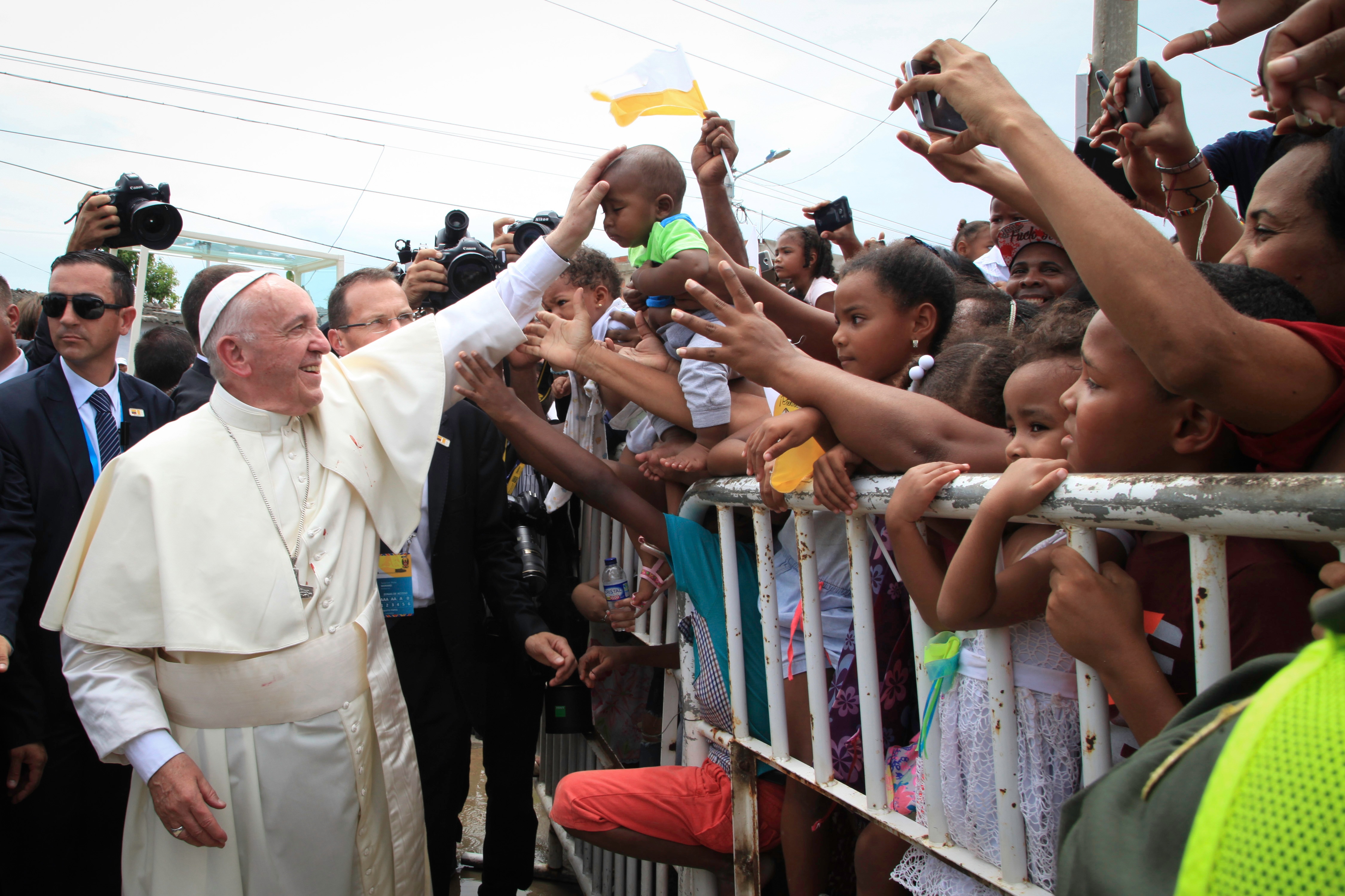 Durante su visita Cartagena, Papa Francisco saluda a los niños y pobladores que salen a su encuentro Visita de Papa a Cartagena