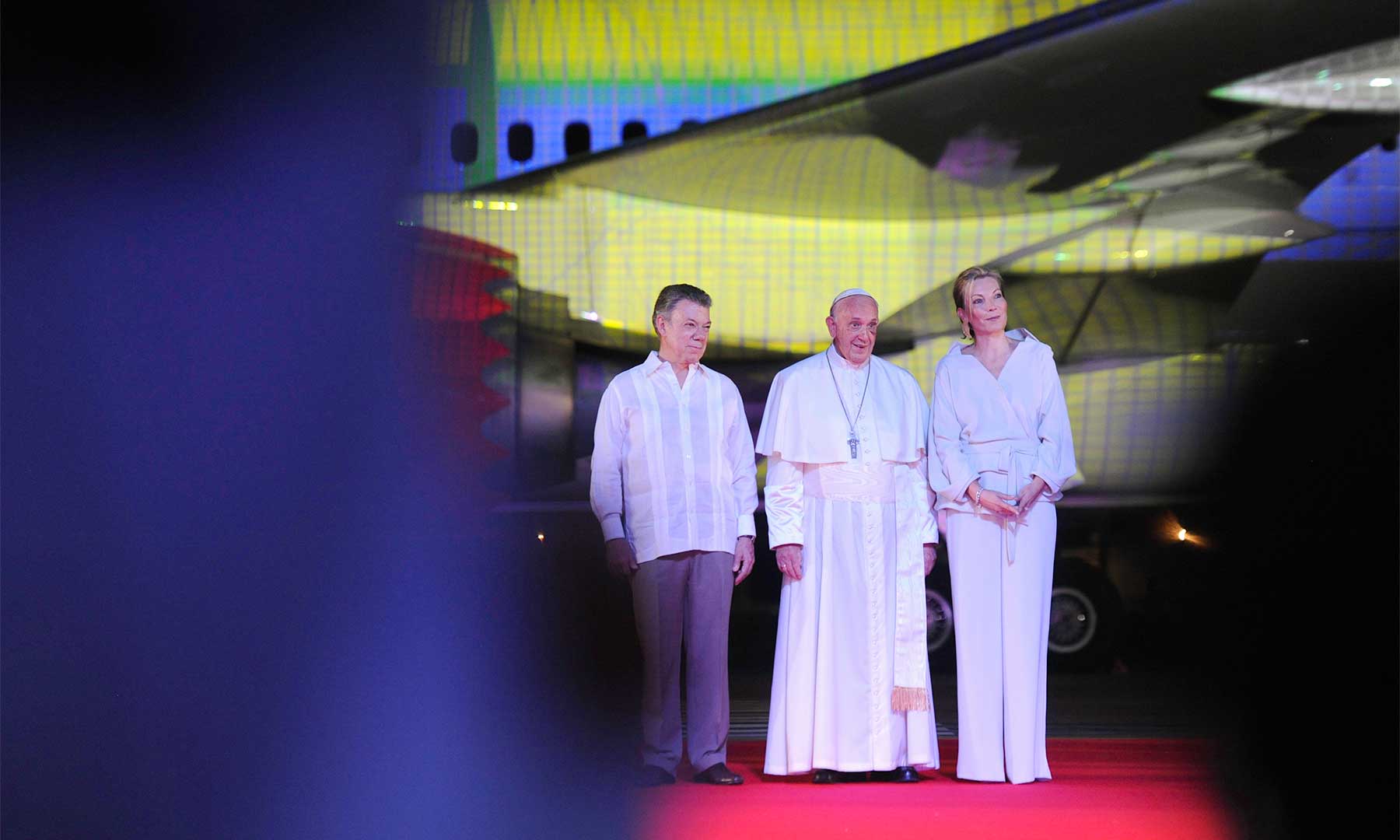 El Papa Francisco durante los actos organizados para su despedida, acompañado por el Presidente Juan Manuel Santos y su esposa, María Clemencia Rodríguez. Despedida del Papa en Cartagena