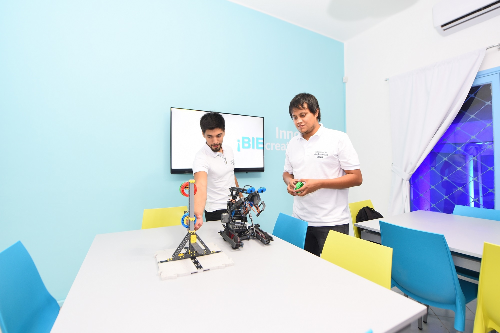 Robots instructores centro de formación Robótica Paraguay
