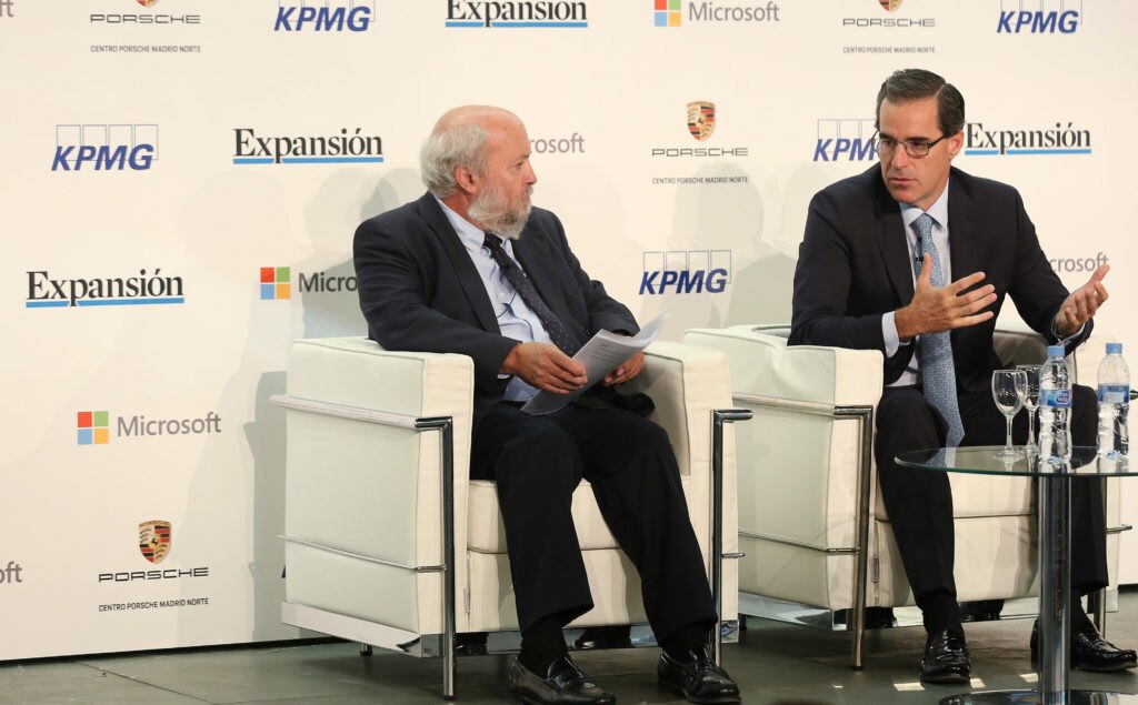 Jaime Sáenz de Tejada, director financiero de BBVA y a su derecha Salvador Arancibia, periodista del diario Expansión Jaime Sáenz de Tejada, director financiero de BBVA y a su derecha Salvador Arancibia, periodista del diario Expansión
