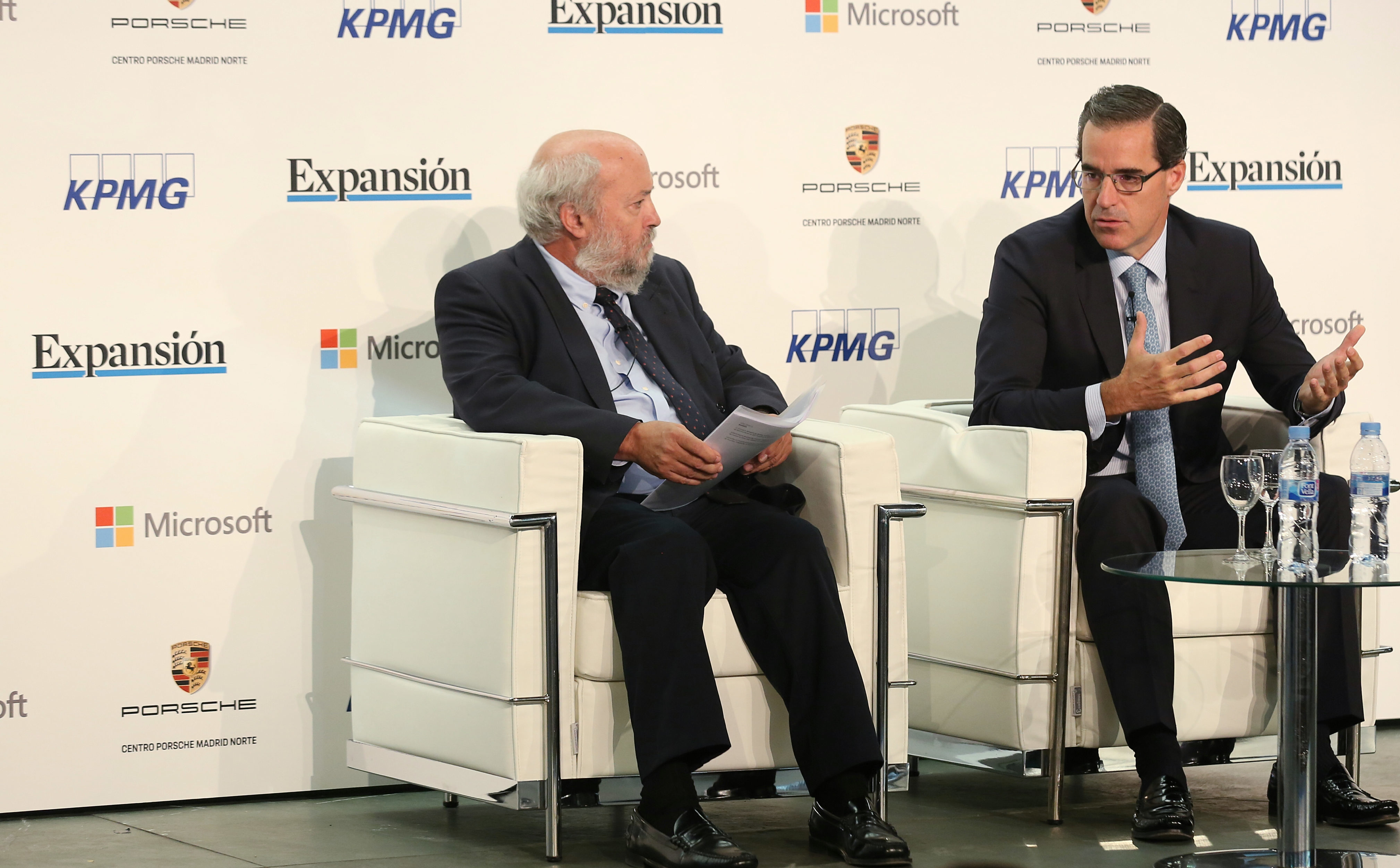 Jaime Sáenz de Tejada, director financiero de BBVA y a su derecha Salvador Arancibia, periodista del diario Expansión Jaime Sáenz de Tejada, director financiero de BBVA y a su derecha Salvador Arancibia, periodista del diario Expansión
