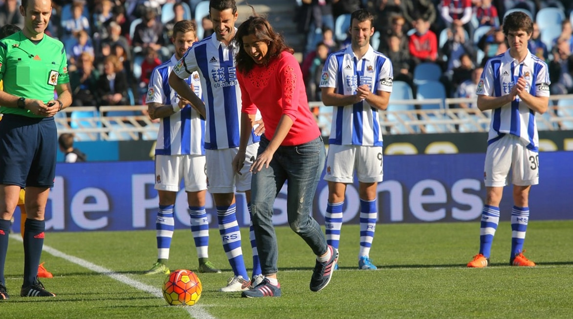 Garbiñe Muguruza realizando el saque de honor en el derbi entre la Real Sociedad y el Eibar