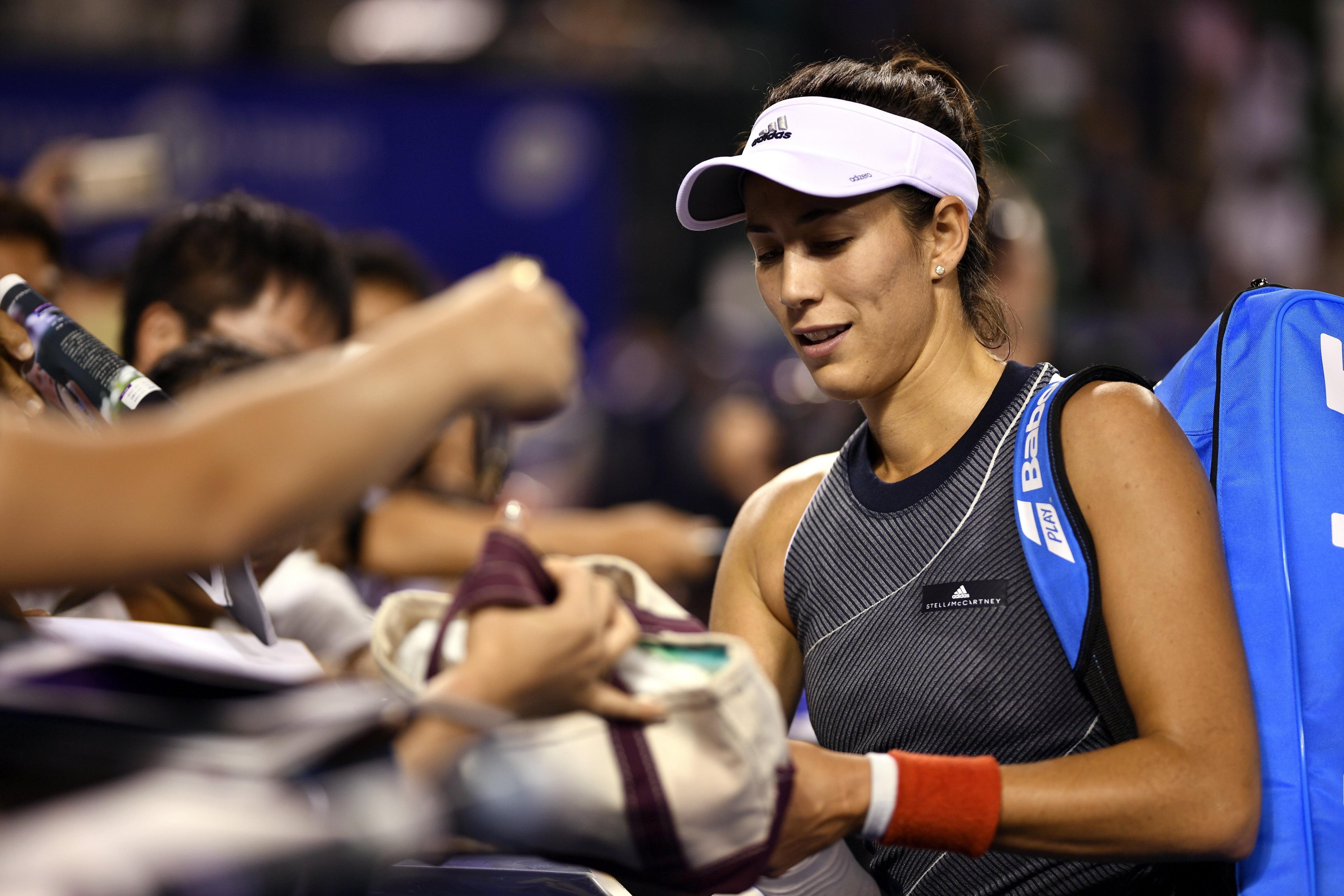 Garbiñe Muguruza saluda a unos aficionados tras su victoria en Tokio
