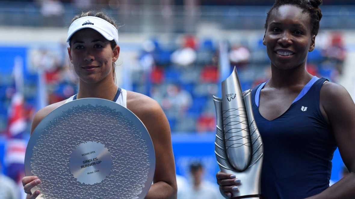 Garbiñe Muguruza, subcampeona, con Venus Williams en la final del Wuhan Open 2015