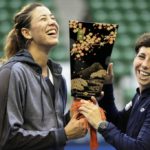 Garbiñe Muguruza y Carla Suárez celebran el trofeo de Tokio 2015