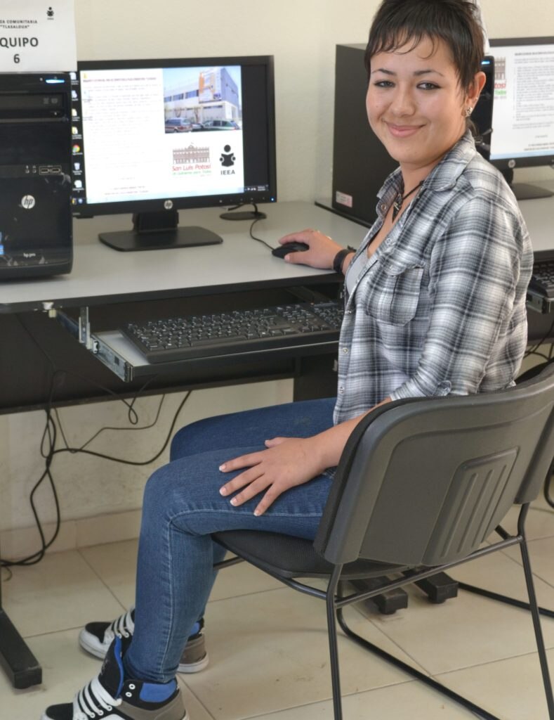 inea_senorita-frente-a-computadora