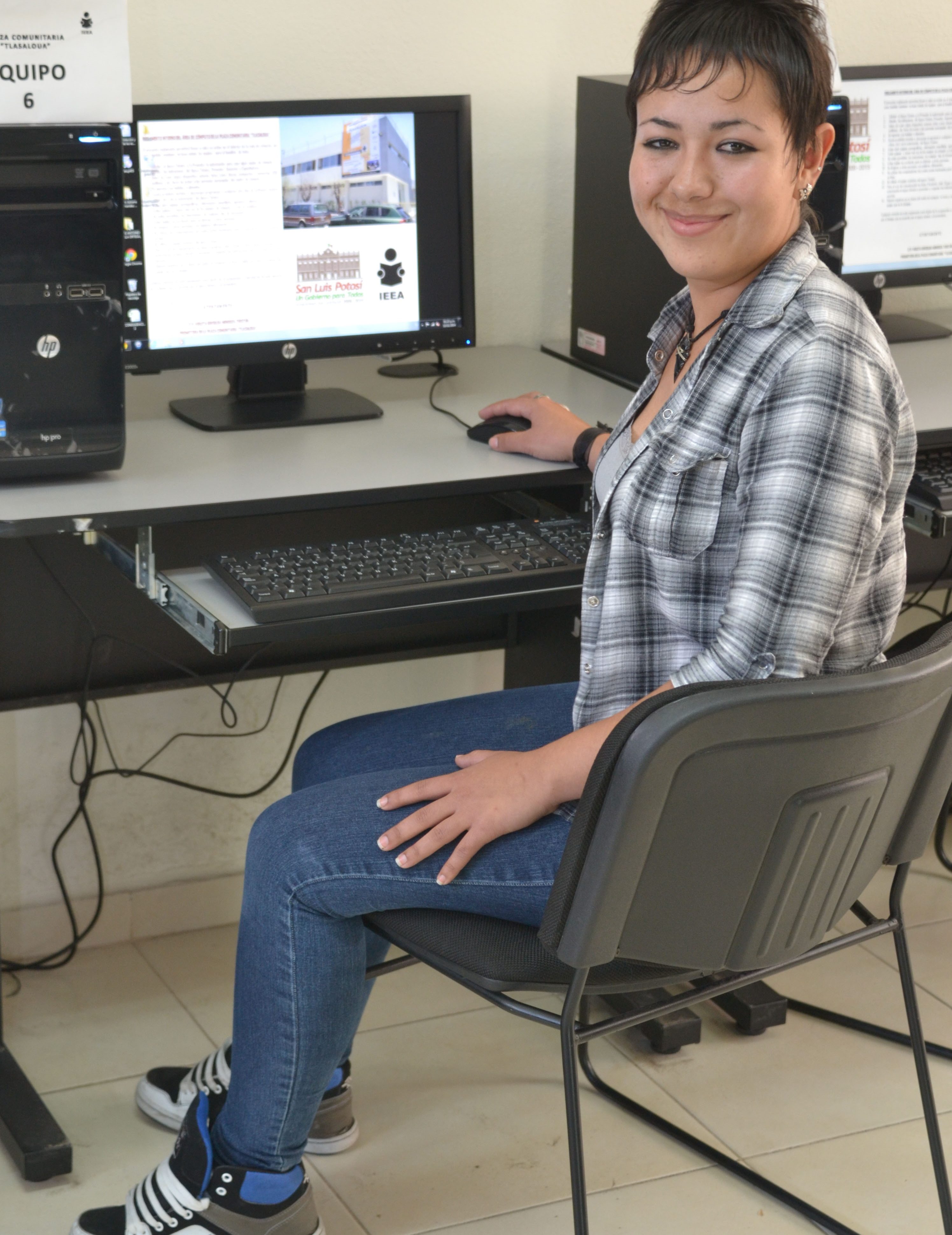 inea_senorita-frente-a-computadora