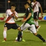 Moya disputa la pelota con un jugador de San Martín