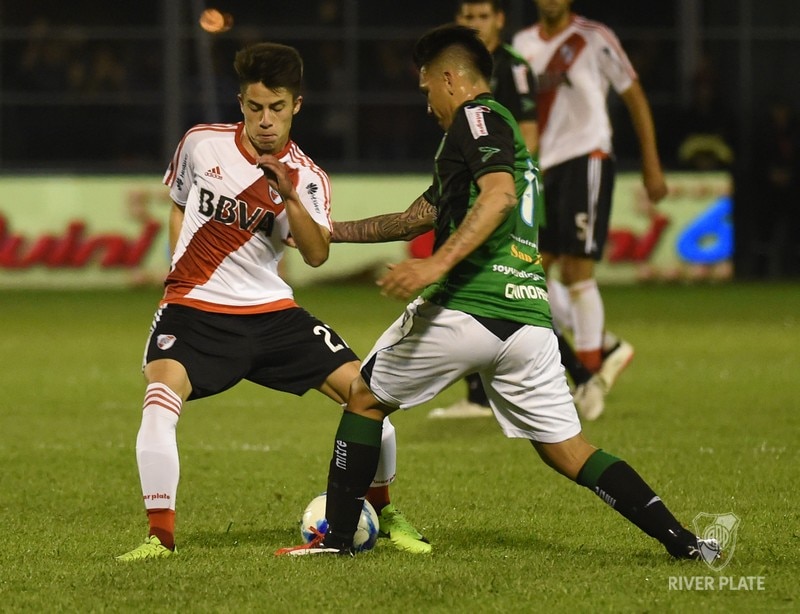 Moya disputa la pelota con un jugador de San Martín Moya disputa la pelota con un jugador de San Martín