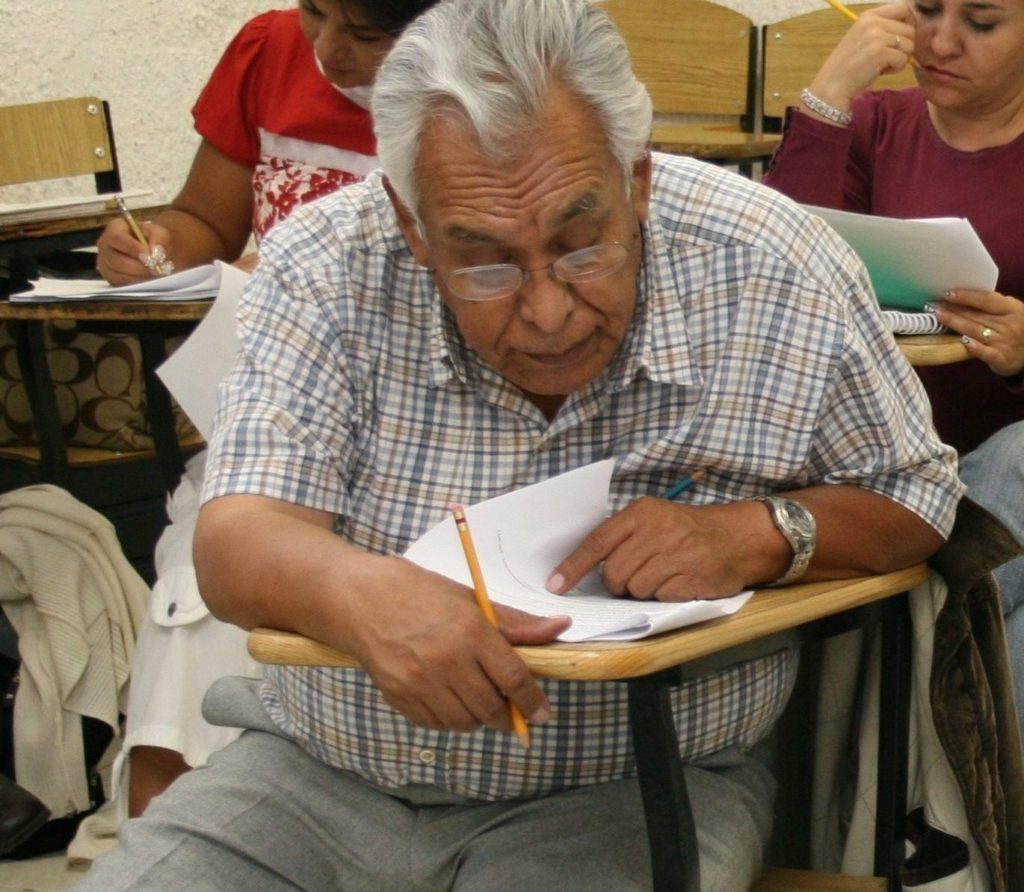 senor-mayor-de-edad-un-pupitre_inea bbva bancomer senor-mayor-de-edad-un-pupitre_inea bbva bancomer