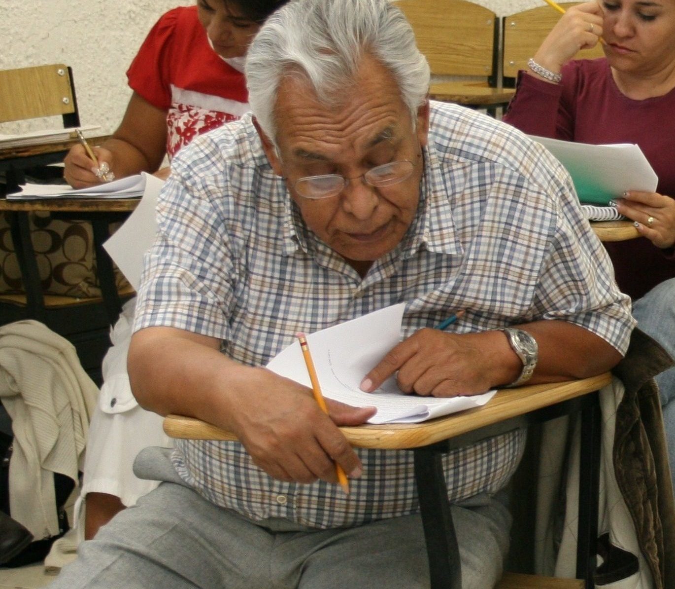 senor-mayor-de-edad-un-pupitre_inea bbva bancomer