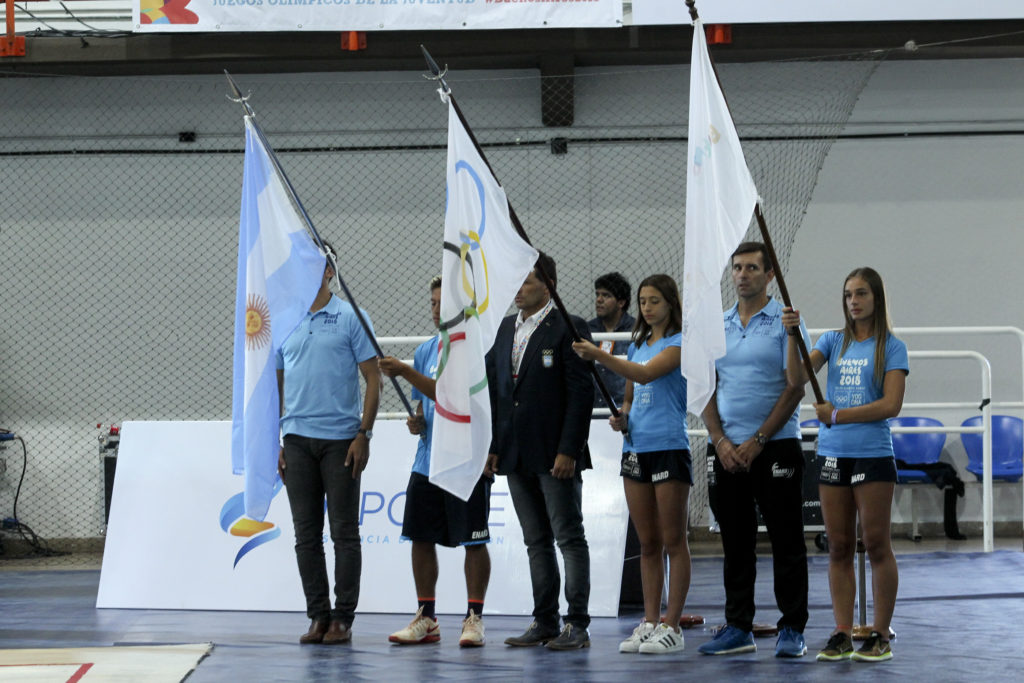 ARGENTINA JUEGOS DE LA JUVENTUD:BAS110. BUENOS AIRES (ARGENTINA), 06/02/2017.- Jóvenes atletas posan con algunas banderas en las que se destacan la de Argentina y las de los juegos olímpicos, en el campus oficial de entrenamiento de los III Juegos Olímpicos de la Juventud, que se celebrarán en Argentina en octubre de 2018 y que fue inaugurado hoy, lunes 6 de febrero de 2017, en Buenos Aires (Argentina). Buenos Aires será sede de los Juegos Olímpicos de la Juventud de 2018 y ya presentó su candidatura para acoger el Mundial de rugby de 2027 y el de baloncesto, junto a Uruguay, de 2023, año en el que el país sudamericano también se postuló para acoger los Juegos Panamericanos. EFE/Alberto Ortiz ARGENTINA JUEGOS DE LA JUVENTUD:BAS110. BUENOS AIRES (ARGENTINA), 06/02/2017.- Jóvenes atletas posan con algunas banderas en las que se destacan la de Argentina y las de los juegos olímpicos, en el campus oficial de entrenamiento de los III Juegos Olímpicos de la Juventud, que se celebrarán en Argentina en octubre de 2018 y que fue inaugurado hoy, lunes 6 de febrero de 2017, en Buenos Aires (Argentina). Buenos Aires será sede de los Juegos Olímpicos de la Juventud de 2018 y ya presentó su candidatura para acoger el Mundial de rugby de 2027 y el de baloncesto, junto a Uruguay, de 2023, año en el que el país sudamericano también se postuló para acoger los Juegos Panamericanos. EFE/Alberto Ortiz
