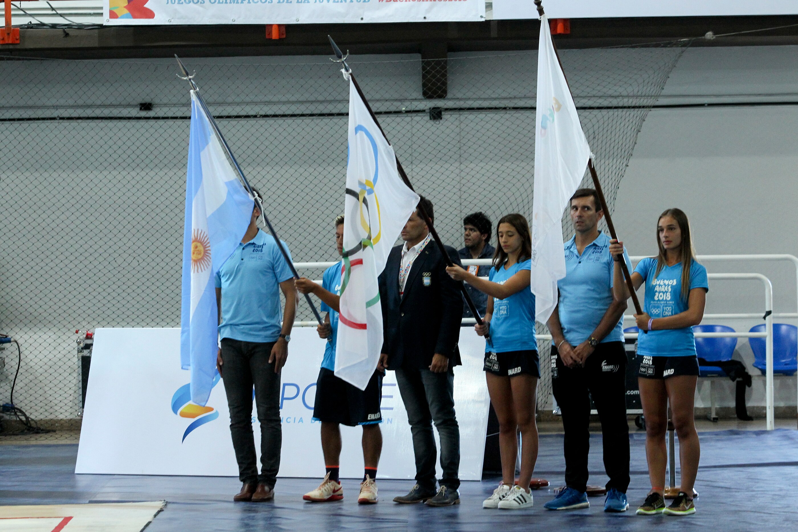 ARGENTINA JUEGOS DE LA JUVENTUD:BAS110. BUENOS AIRES (ARGENTINA), 06/02/2017.- Jóvenes atletas posan con algunas banderas en las que se destacan la de Argentina y las de los juegos olímpicos, en el campus oficial de entrenamiento de los III Juegos Olímpicos de la Juventud, que se celebrarán en Argentina en octubre de 2018 y que fue inaugurado hoy, lunes 6 de febrero de 2017, en Buenos Aires (Argentina). Buenos Aires será sede de los Juegos Olímpicos de la Juventud de 2018 y ya presentó su candidatura para acoger el Mundial de rugby de 2027 y el de baloncesto, junto a Uruguay, de 2023, año en el que el país sudamericano también se postuló para acoger los Juegos Panamericanos. EFE/Alberto Ortiz ARGENTINA JUEGOS DE LA JUVENTUD:BAS110. BUENOS AIRES (ARGENTINA), 06/02/2017.- Jóvenes atletas posan con algunas banderas en las que se destacan la de Argentina y las de los juegos olímpicos, en el campus oficial de entrenamiento de los III Juegos Olímpicos de la Juventud, que se celebrarán en Argentina en octubre de 2018 y que fue inaugurado hoy, lunes 6 de febrero de 2017, en Buenos Aires (Argentina). Buenos Aires será sede de los Juegos Olímpicos de la Juventud de 2018 y ya presentó su candidatura para acoger el Mundial de rugby de 2027 y el de baloncesto, junto a Uruguay, de 2023, año en el que el país sudamericano también se postuló para acoger los Juegos Panamericanos. EFE/Alberto Ortiz