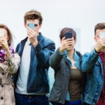 Amigos movil smartphone selfie adicción recurso bbva