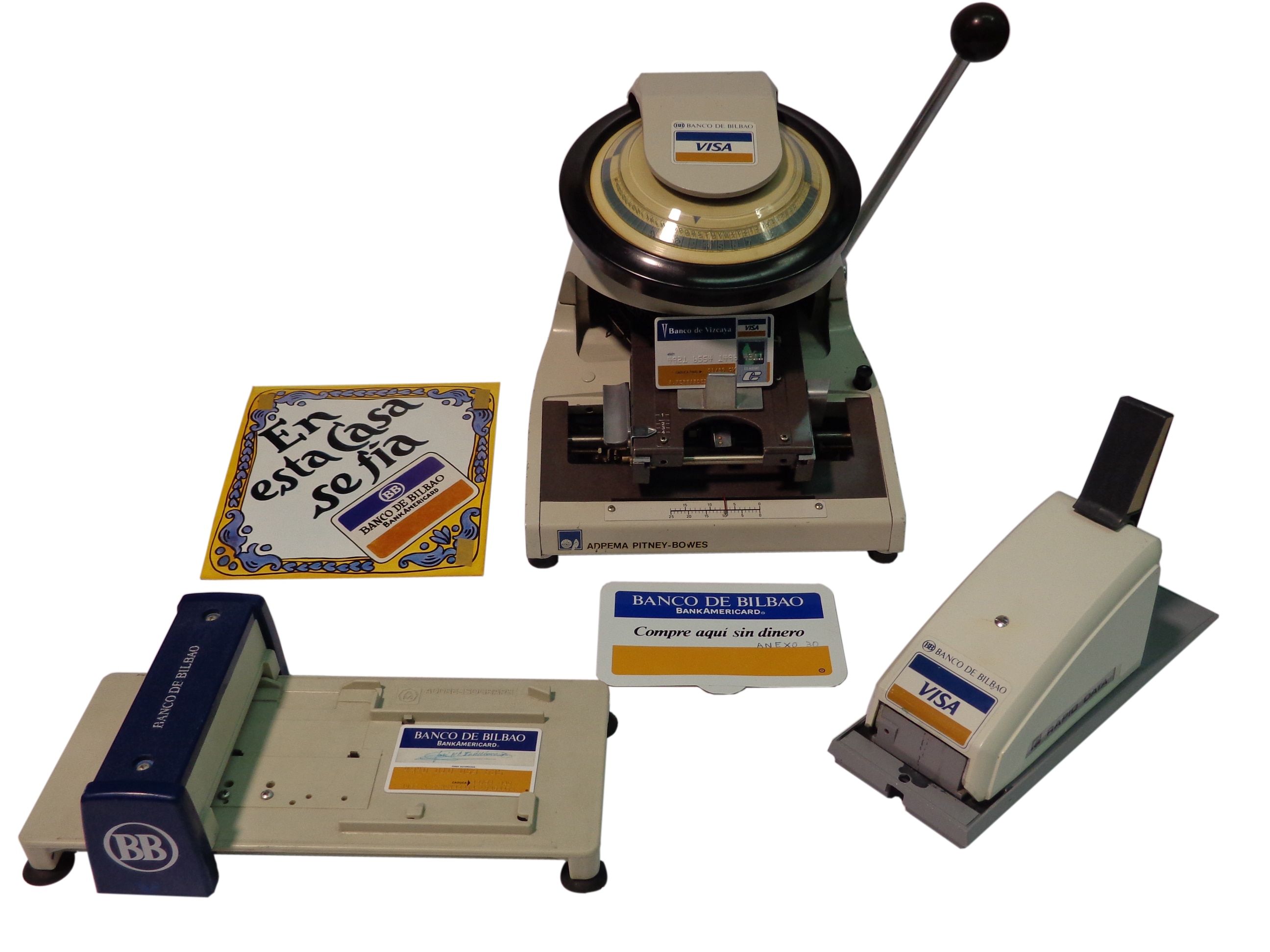La primera máquina estampadora de tarjetas bancarias que hubo en España (año 1971). El Banco de Bilbao fue el pionero en esta materia. Vemos aquí el primer y segundo modelo de bacaladera La primera máquina estampadora de tarjetas bancarias que hubo en España (año 1971). El Banco de Bilbao fue el pionero en esta materia. Vemos aquí el primer y segundo modelo de bacaladera