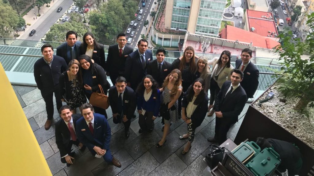Estudiantes de la Universidad Anáhuac en la Torre Bancomer