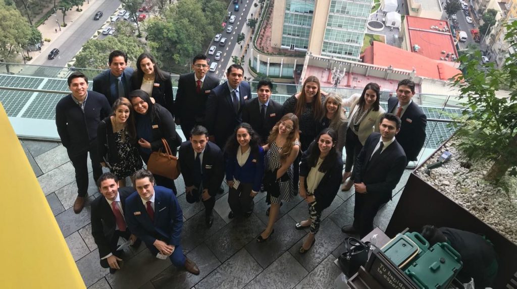 Estudiantes de la Universidad Anáhuac en la Torre Bancomer Estudiantes de la Universidad Anáhuac en la Torre Bancomer