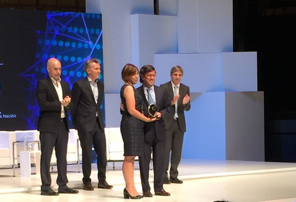 Luis Alberto Moreno, presidente del BID, entrega premio a Mercedes Canalda, de Adopem (FMBBVA) Fotografía de Luis Alberto Moreno, presidente del BID, entrega premio a Mercedes Canalda, de Adopem (FMBBVA)