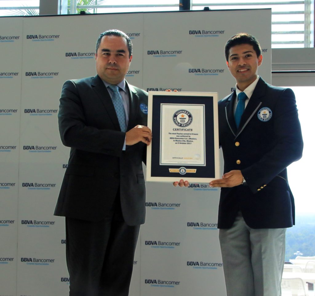 Fernando Eguiluz recibiendo el certificado Guinness World Records