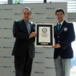 Fernando Eguiluz recibiendo el certificado Guinness World Records