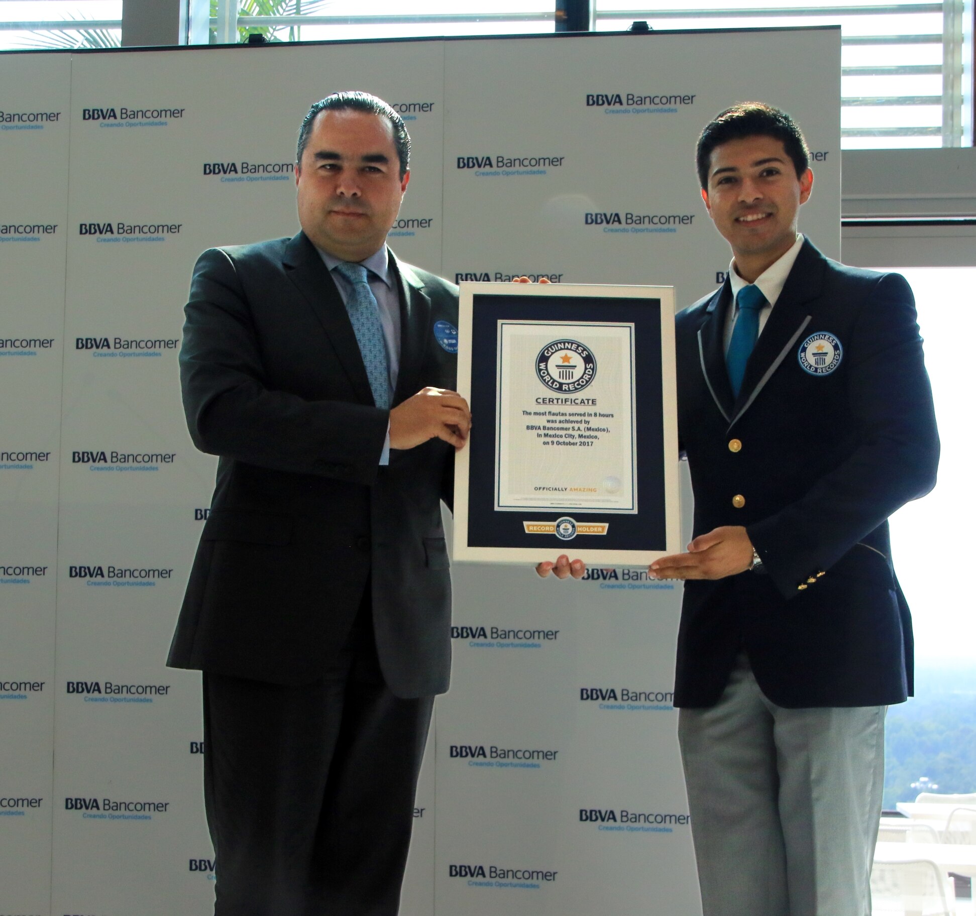 Fernando Eguiluz recibiendo el certificado Guinness World Records Fernando Eguiluz recibiendo el certificado Guinness World Records