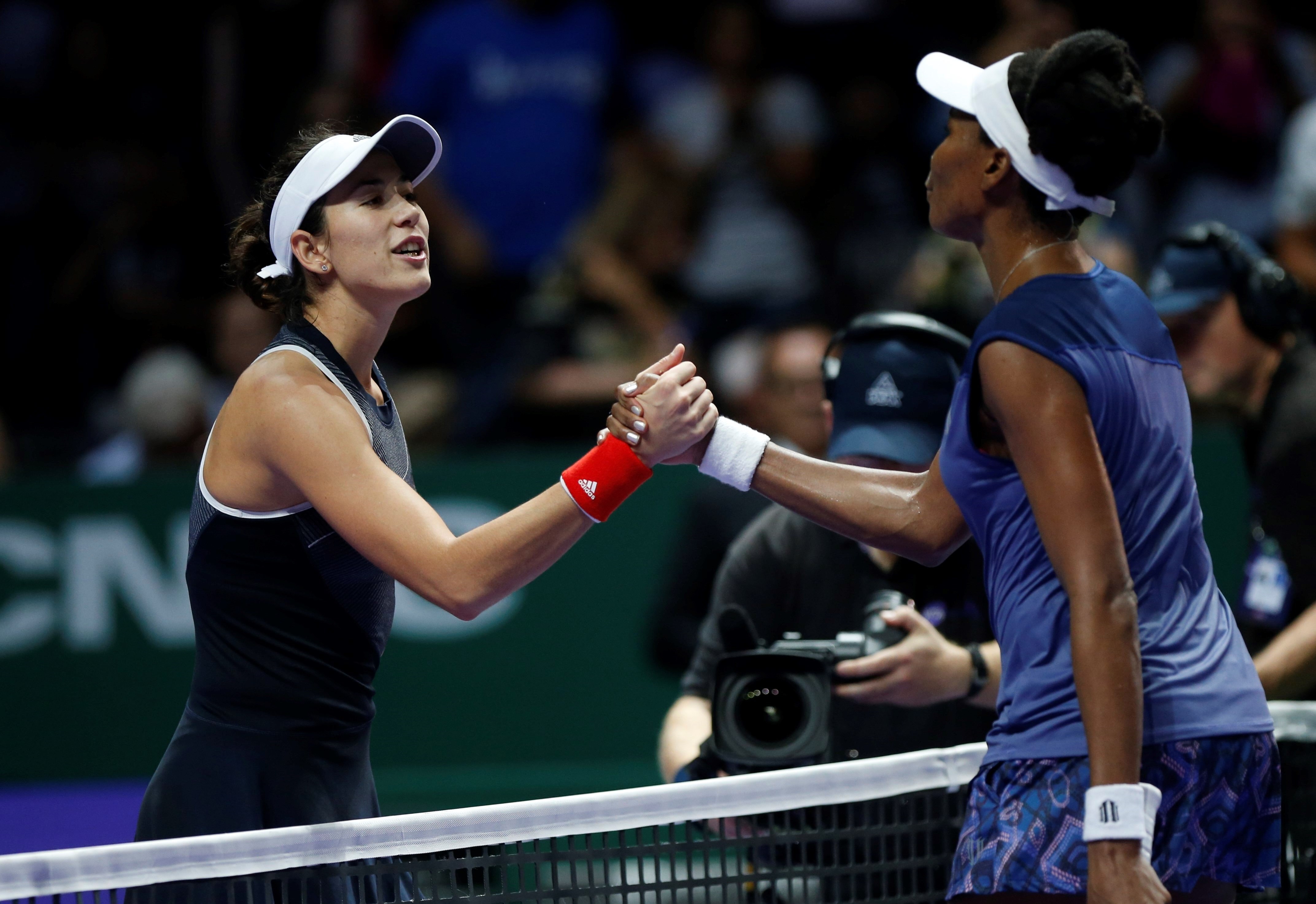 Garbiñe Muguruza felicita a Venus Williams tras el partido Garbiñe Muguruza felicita a Venus Williams tras el partido