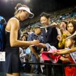 Garbiñe Muguruza saluda a algunos seguidores en el torneo de Tokio