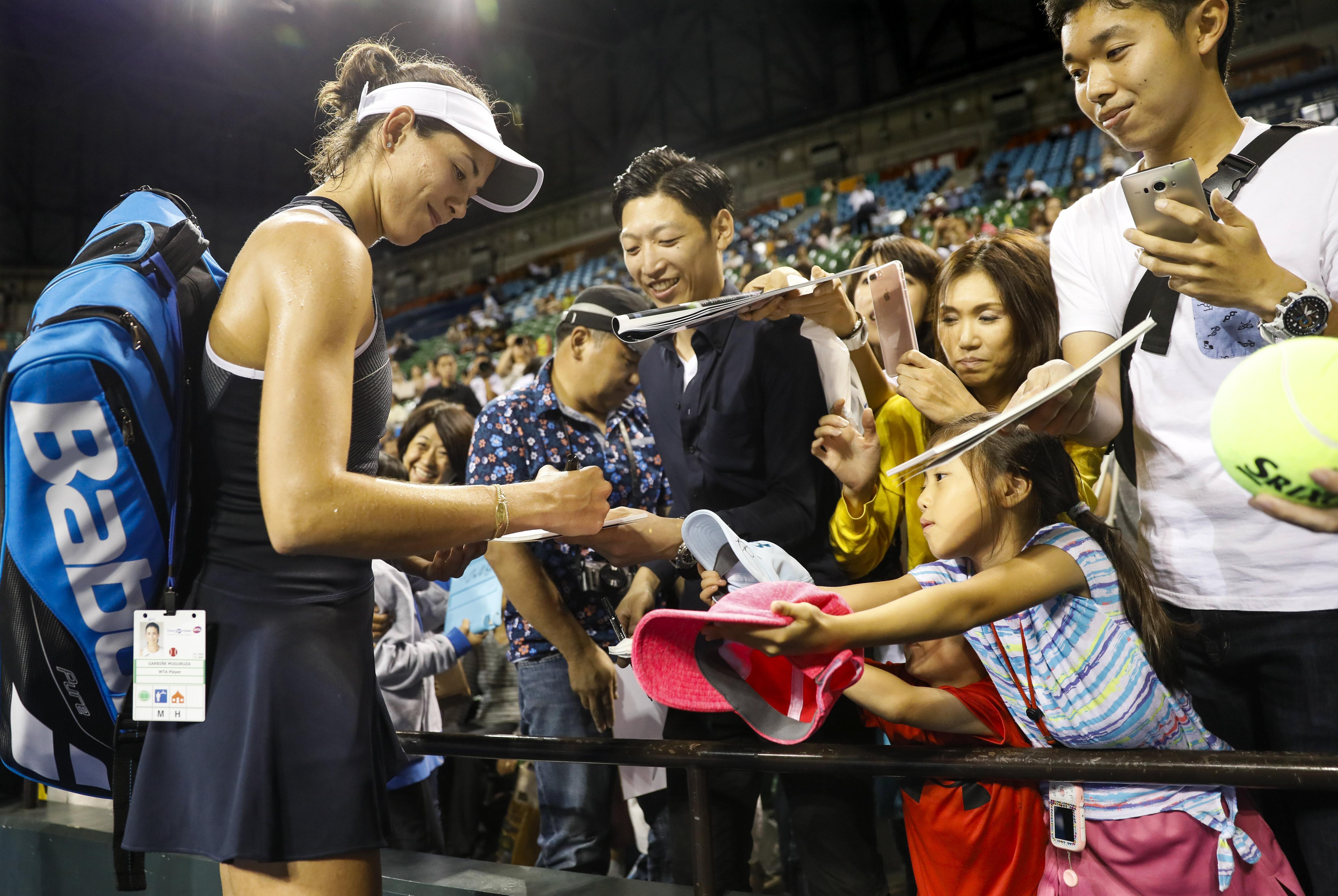 Garbiñe Muguruza saluda a algunos seguidores en el torneo de Tokio