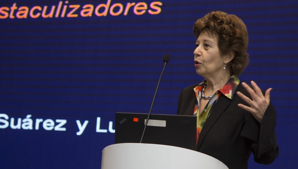 Fotografía de Liliana Rojas-Suárez en evento en BBVA Continental.
