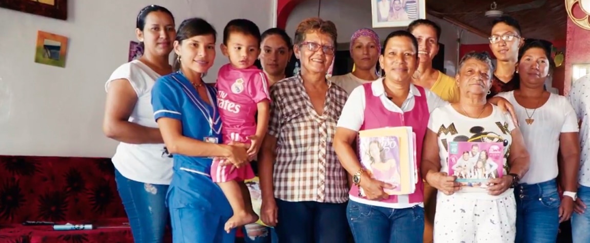 Fotografía de Rosalbina, emprendedora de Bancamía, entidad de la FMBBVA en Colombia