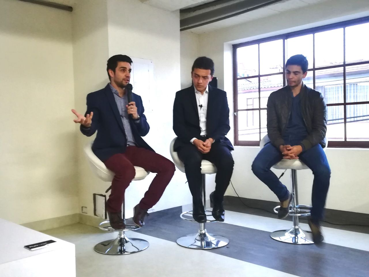 fotografia de Sergio Zuñiga, Santiago Rojas y Sebastián Caro en el panel de Panda Lab