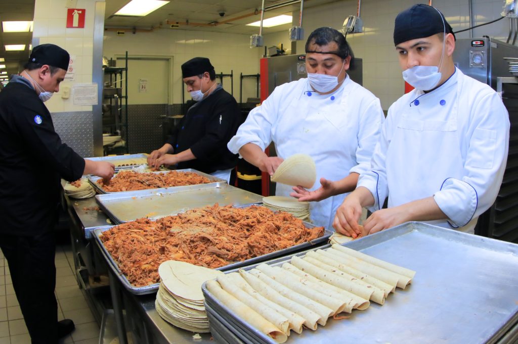 comedores-bancomer-preparacion-de-flautas-alimento comedores-bancomer-preparacion-de-flautas-alimento