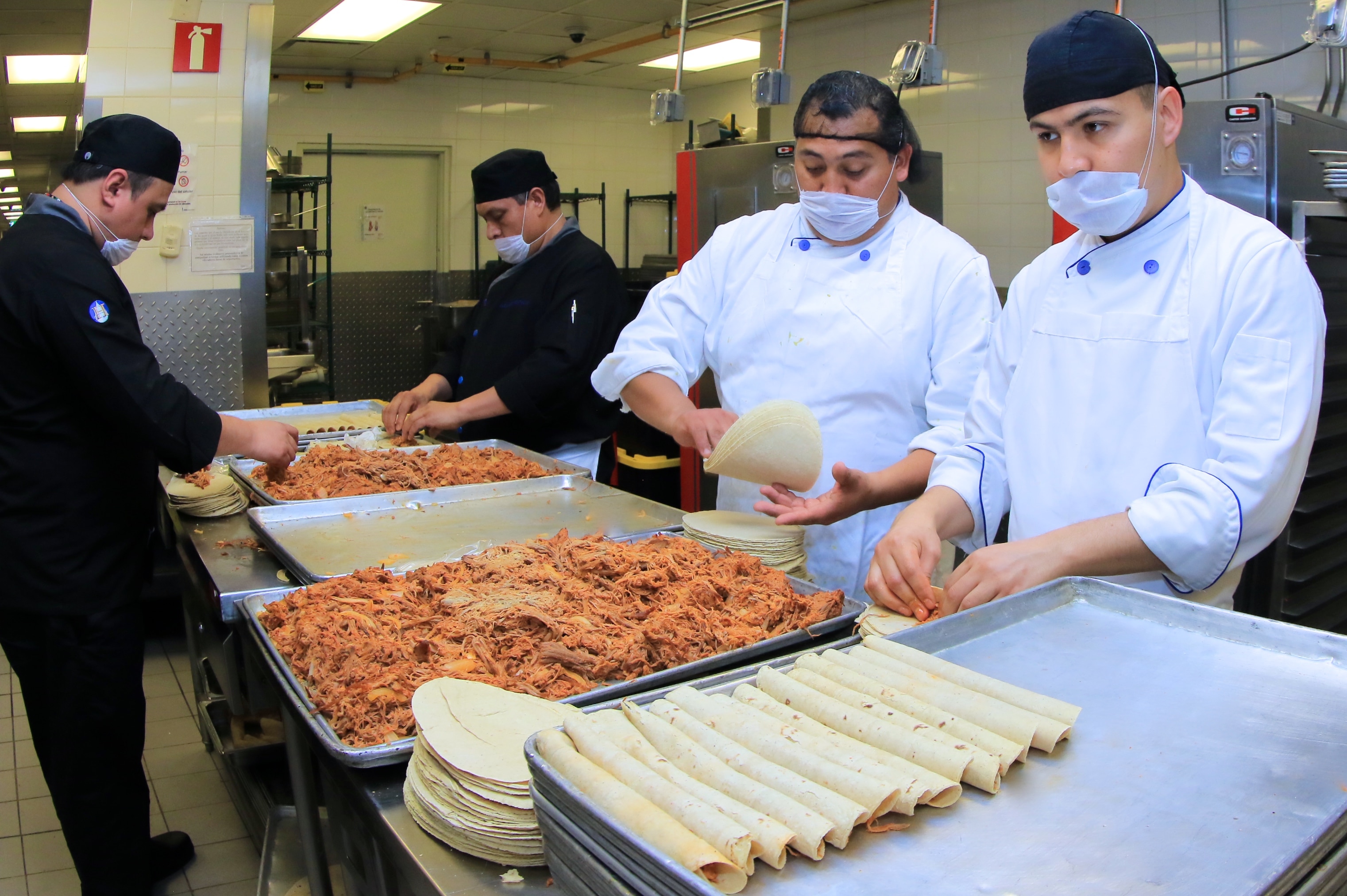 comedores-bancomer-preparacion-de-flautas-alimento comedores-bancomer-preparacion-de-flautas-alimento
