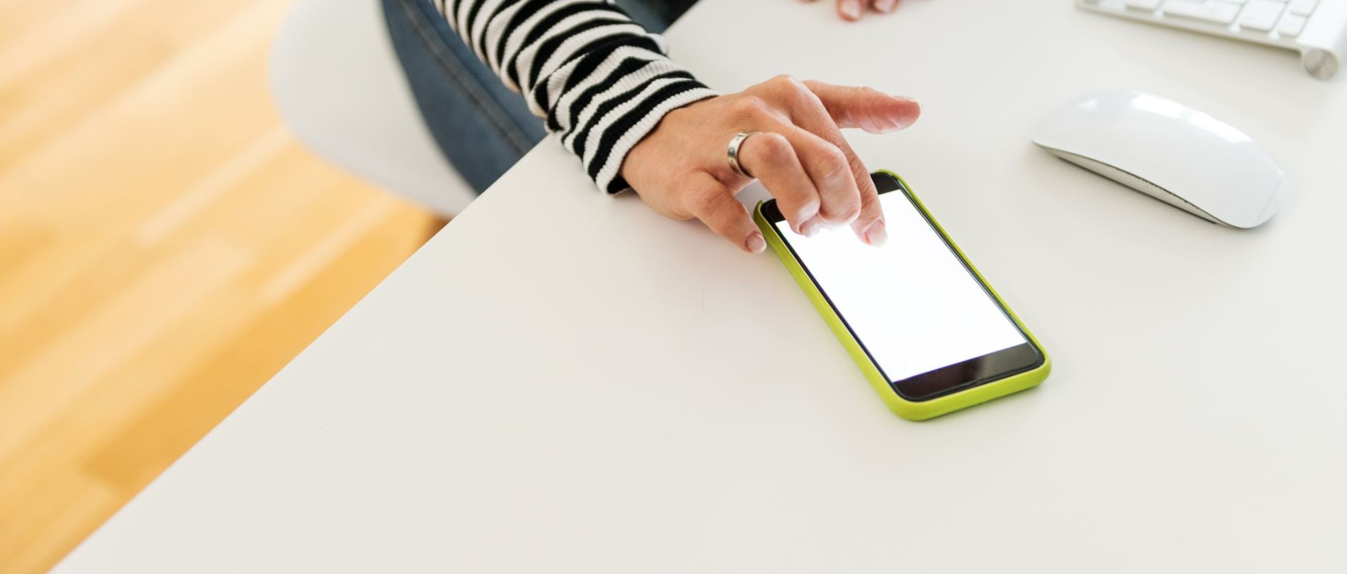 movil-dedo-pantalla-app-bbva movil-dedo-pantalla-app-bbva