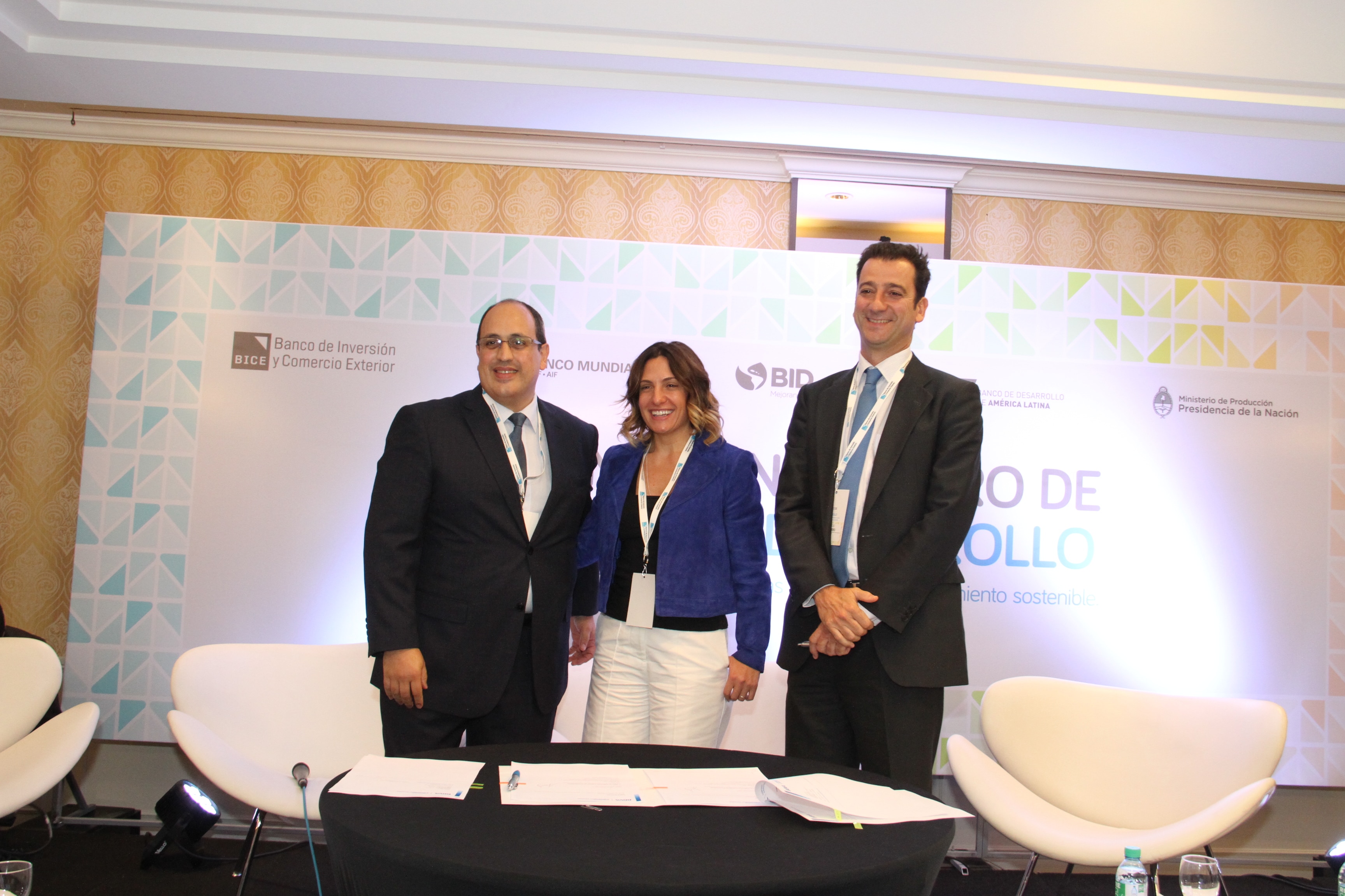 Pablo García, presidente del BICE, Carina Allendes, executive director BBVA, y Ignacio Escudero Zavala, Head of Structured Trade Finance BBVA Firma de convenio BICE - BBVA