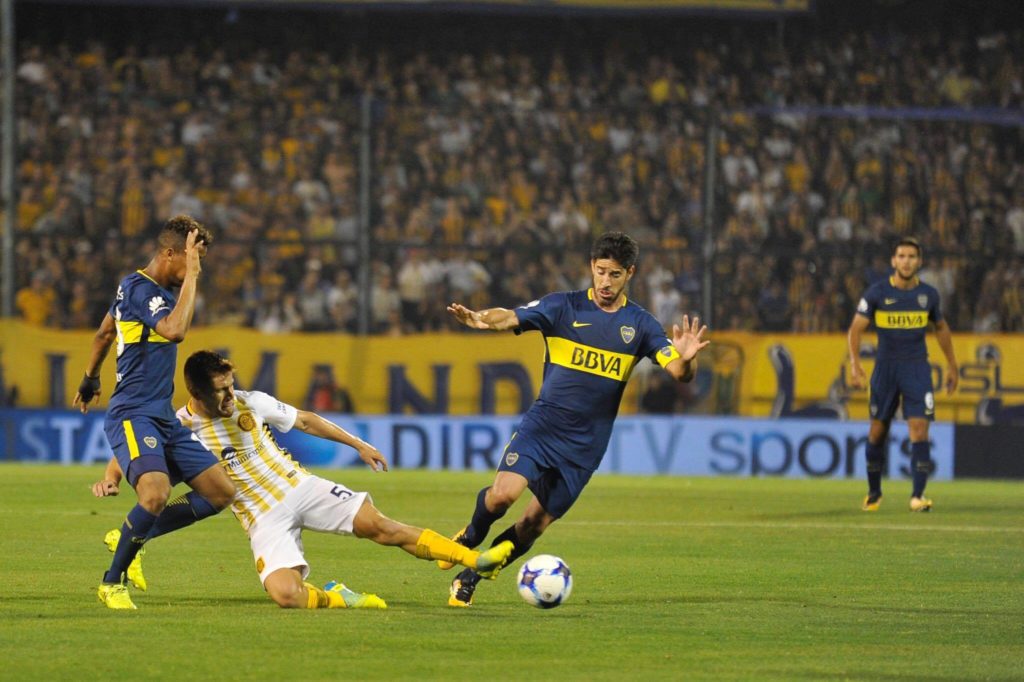 Pablo Pérez no puede con la marca del mediocampista de Rosario Central Rosario Central 1 - Boca Juniors 0