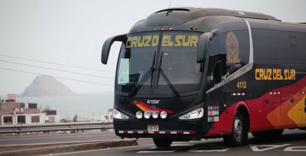 Más de 1000 agentes express de BBVA Continental venden pasajes terrestres. Fotografía de bus interprovincial, BBVA Continental, Cruz del Sur