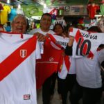 Fotografía de aficionados peruanos con camisetas de su selección. BBVA Research