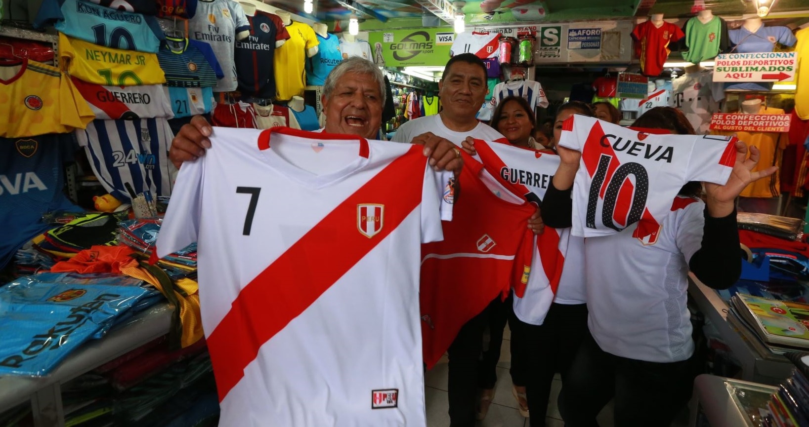 Camisetas de la selección peruana baten récords de ventas Fotografía de aficionados peruanos con camisetas de su selección. BBVA Research