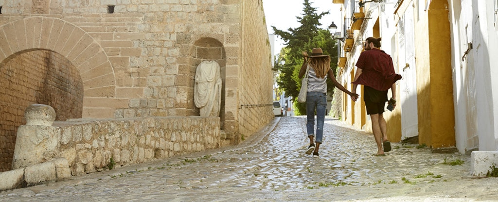 Una pareja caminando por una calle de Ibiza Estudio Fundación BBVA-Ivie sobre bienestar y satisfacción con la vida