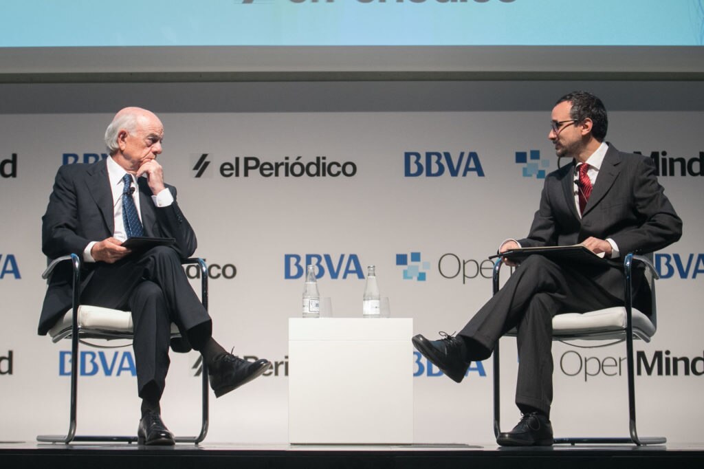 Francisco González, presidente de BBVA, y Michele Catanzaro, periodista de El Periódico de Catalunya, durante la presentación del libro Francisco González, presidente de BBVA, y Michele Catanzaro, periodista de El Periódico de Catalunya, durante la presentación del libro