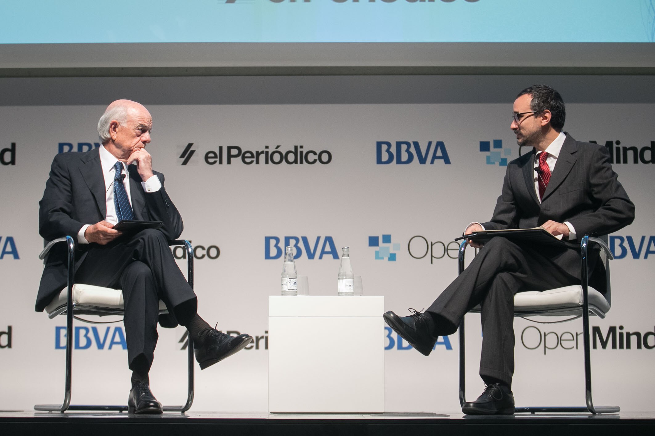 Francisco González, presidente de BBVA, y Michele Catanzaro, periodista de El Periódico de Catalunya, durante la presentación del libro 