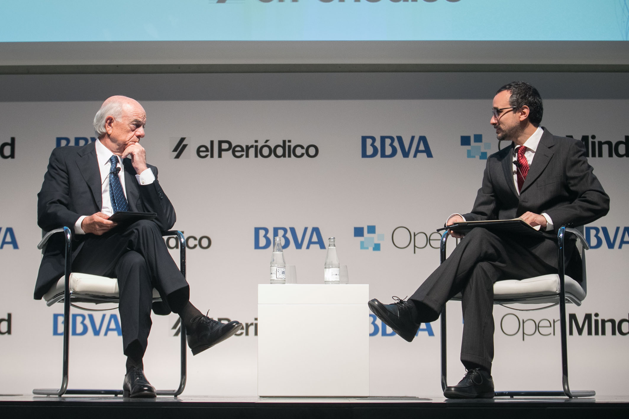 Francisco González, presidente de BBVA, y Michele Catanzaro, periodista de El Periódico de Catalunya, durante la presentación del libro Francisco González, presidente de BBVA, y Michele Catanzaro, periodista de El Periódico de Catalunya, durante la presentación del libro