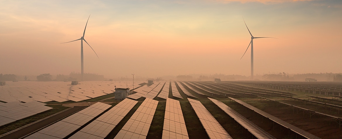 Paneles solares y molinos de viento recurso Fotografía de paneles solares y molinos de viento para ilustrar un artículo sobre financiación verde en BBVA
