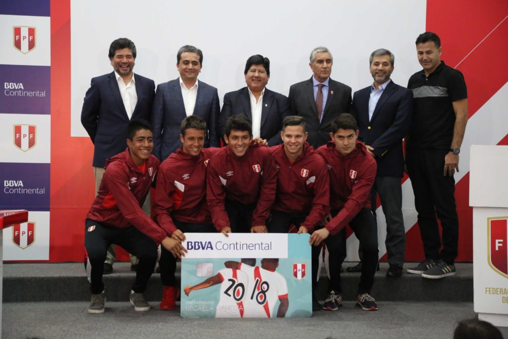 Fotografía de Directivos de la Federación Peruana de Fútbol, ejecutivos de BBVA Continental e integrantes de la selección Sub 18 con la tarjeta de apoyo a la selección.