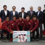 Fotografía de Directivos de la Federación Peruana de Fútbol, ejecutivos de BBVA Continental e integrantes de la selección Sub 18 con la tarjeta de apoyo a la selección.